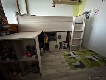Vyvýšená postel se zásuvným stolem