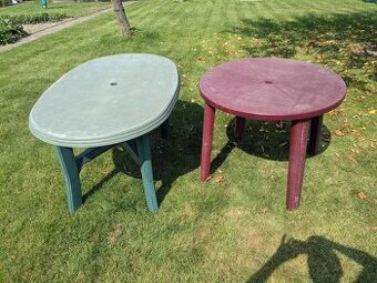 2 Zahradní plastové stoly