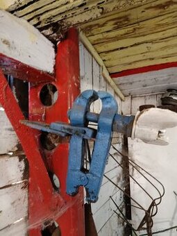 Stará masivní svěrka / ruční šroubový lis