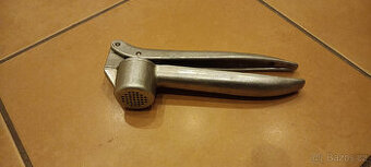 ruční lis na česnek