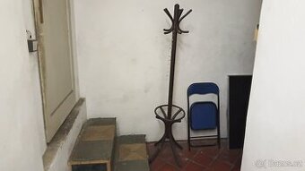 Starý věšák  a skříňka dílenská .