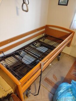 Zdravotní polohovací postel