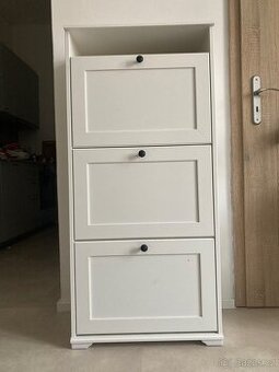 Botník Ikea Brusali bílý