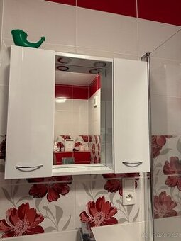 Koupelnová skříňka s osvětlením