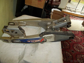 zadni kyvna vidlice YZ 250 f   99- 04