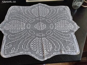 Veká ručně háčkovaná dečka