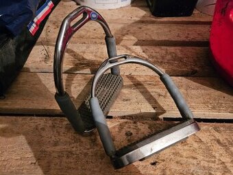 Kloubové třmeny Intec