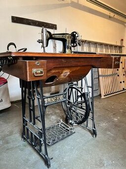 Starý šicí stroj Minerva