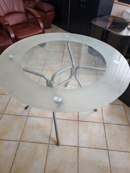 Skleněný jídelní stul