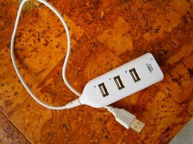 USB rozbočovač na čtyři vstupy USB