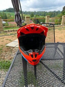 Helma MX s brýlemi