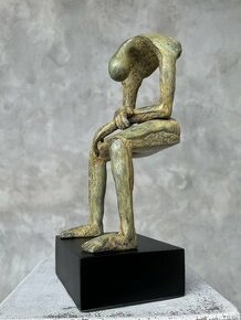 Bronzová socha sedícího truchlícího obra, 15cm