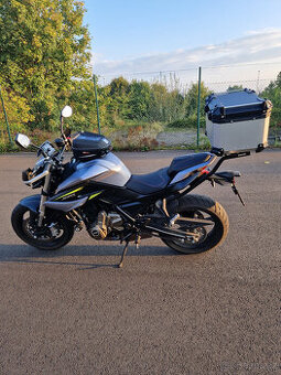 QJMOTOR SRK 700 s cestovní výbavou