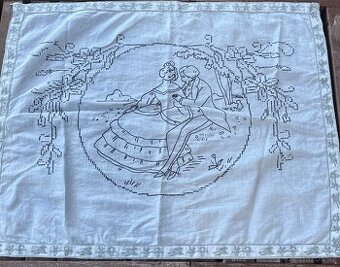 Staré vyšívané ubrusy, háčkované dečky a gobelínový přehoz