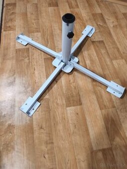 Kovový skládací stojan na slunečník