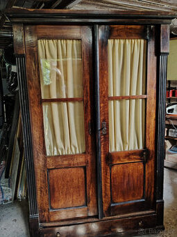 Dřevěná skříň s policemi, stará práce