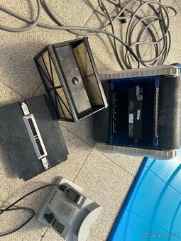 Robotický bazénový vysavač