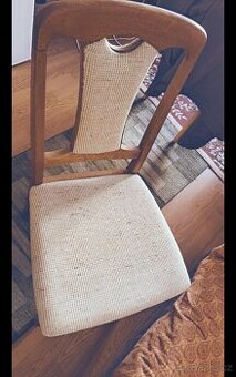 Dřevěné, vypolsterované bílé židle