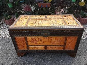 Unikátní starší dřevěná vyřezávaná truhla