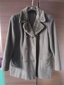 Šedý kabát s kožešinovým límcem C&A  - TOP stav