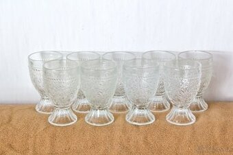 Sada vintage vzorovaných sklenic na kávu