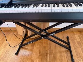 Digitální piano Yamaha s klávesnicí a židlí