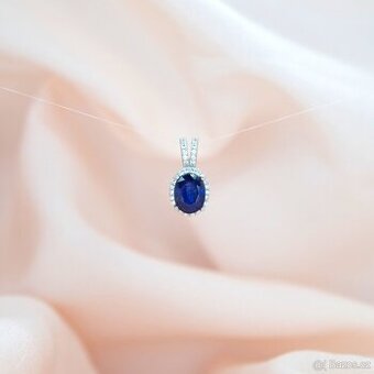 STŘÍBRNÝ PŘÍVĚSEK S PRAVÝM MODRÝM SAFÍREM A ZIRKONY