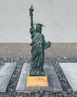 Bronzová socha Lady Liberty Socha svobody USA replika dárek