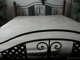 Kovaná manželská postel + dřevo masiv