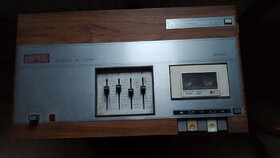Starý kazetový magnetofon stereo