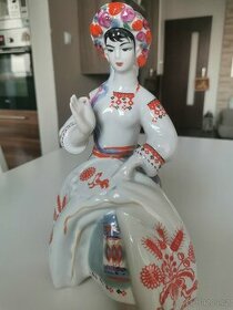 Prodám porcelánovou sošku šijící ženy - 1