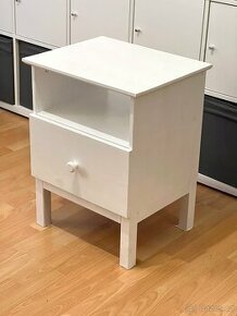 Noční stolek IKEA TARVA - masiv, malovaný na bílo