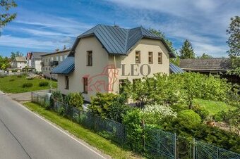 Prodej honosné vily v anglickém stylu + 2 stavební parcely