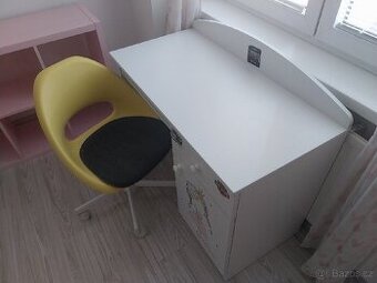 Prodám dětský psací stůl š.100 cm