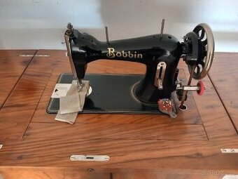 Starožitný skříňový šicí šlapací stroj Bobbin