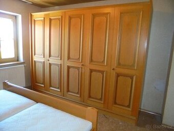 stylová ložnice- 5 dvéřová šatní skříň, postel, rošty, matra