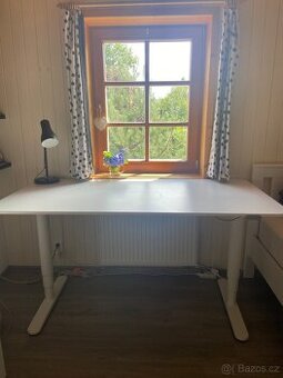 Polohovací stůl Ikea - Bekant, bílý