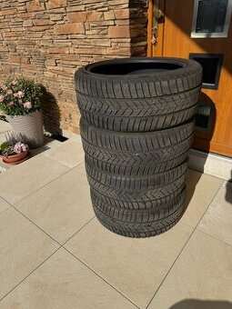 REZERVOVÁNO - Pirelli ZIMNÍ Sottozero Serie 3 235/40 R19 96V