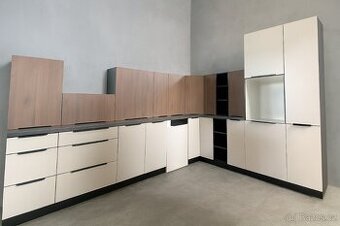 Moderní kuchyňská linka bez spotřebiči