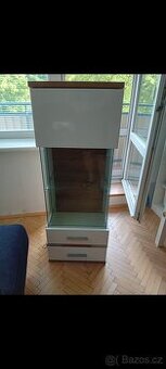 Závěsná obývací skříňka