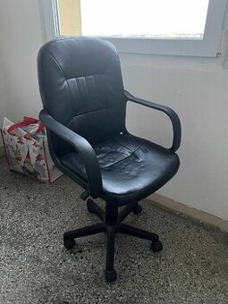 Kancelářská židle JYSK černá koženka
