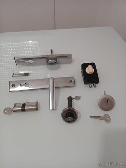 Kovani, vlozky a kukatko ke vchod.dverim