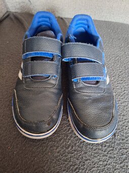 Chlapecké boty značky ADIDAS.