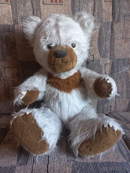 Starý velký plyšový medvěd, bručí