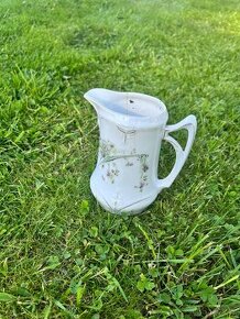 Starožitný džbánek nalezený na půdě