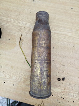 Stará dělostřelecká nábojnice AČR 1958