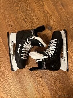 Hokejové brusle CCM