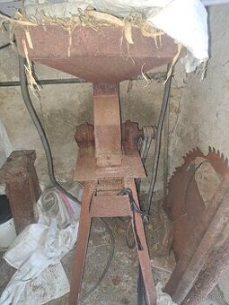 Kladívko srotovnik. A Mixér na řepu.