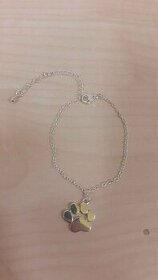 Dámský náramek s přívěskem psí tlapky