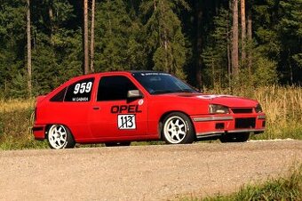 Závodní Opel Kadett C20XE